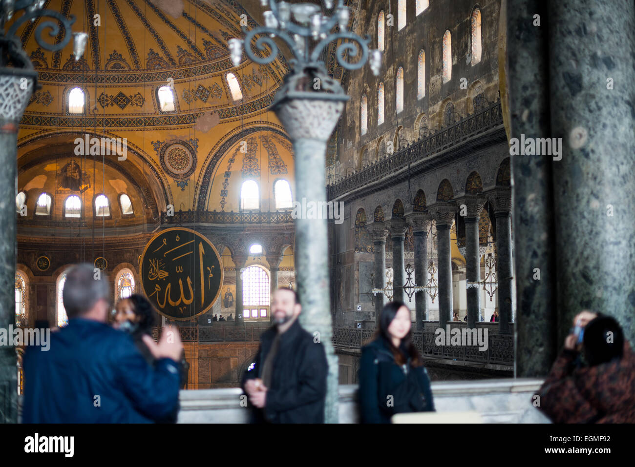 ISTANBUL, Turquie - pose touristique pour les photos dans la galerie supérieure de Sainte-Sophie. Construit en 537, il a servi de cathédrale orthodoxe orientale, de cathédrale catholique romaine, de mosquée et maintenant de musée. Également connu sous le nom d'Ayasofya ou d'Aya Sofia, c'est l'un des principaux monuments d'Istanbul. En juillet 2020, le président turc Recep Tayyip Erdogan décrète que Sainte-Sophie serait reconvertie en mosquée. Banque D'Images