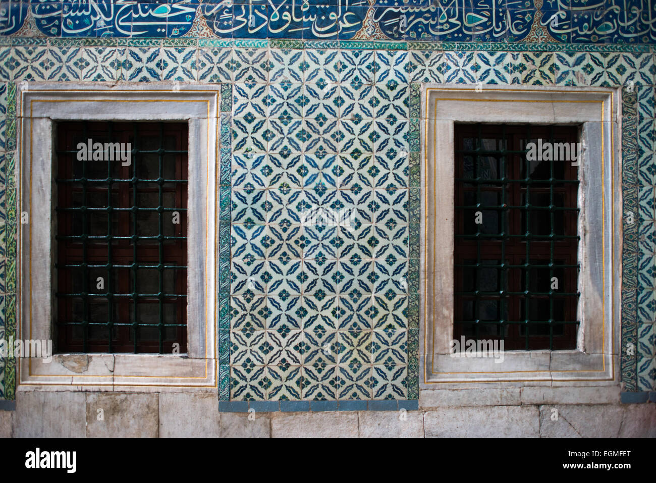 ISTANBUL, Turquie / Türkiye — couloir devant l'entrée principale du Harem, séparant les quartiers d'habitation de la famille, des concubines et du Sultan des eunuques du Harem. La porte mène au Nobet Yeri, le poste de sentinelle, qui est relié aux trois sections principales du Harem. Le harem impérial était le sanctuaire intérieur du palais de Topkapi où vivaient le sultan et sa famille. Érigé sur une péninsule surplombant le détroit du Bosphore et la Corne d'Or, le palais de Topkapi fut la résidence principale des sultans ottomans pendant environ 400 ans (1465-1856) de leur règne de 624 ans. Banque D'Images