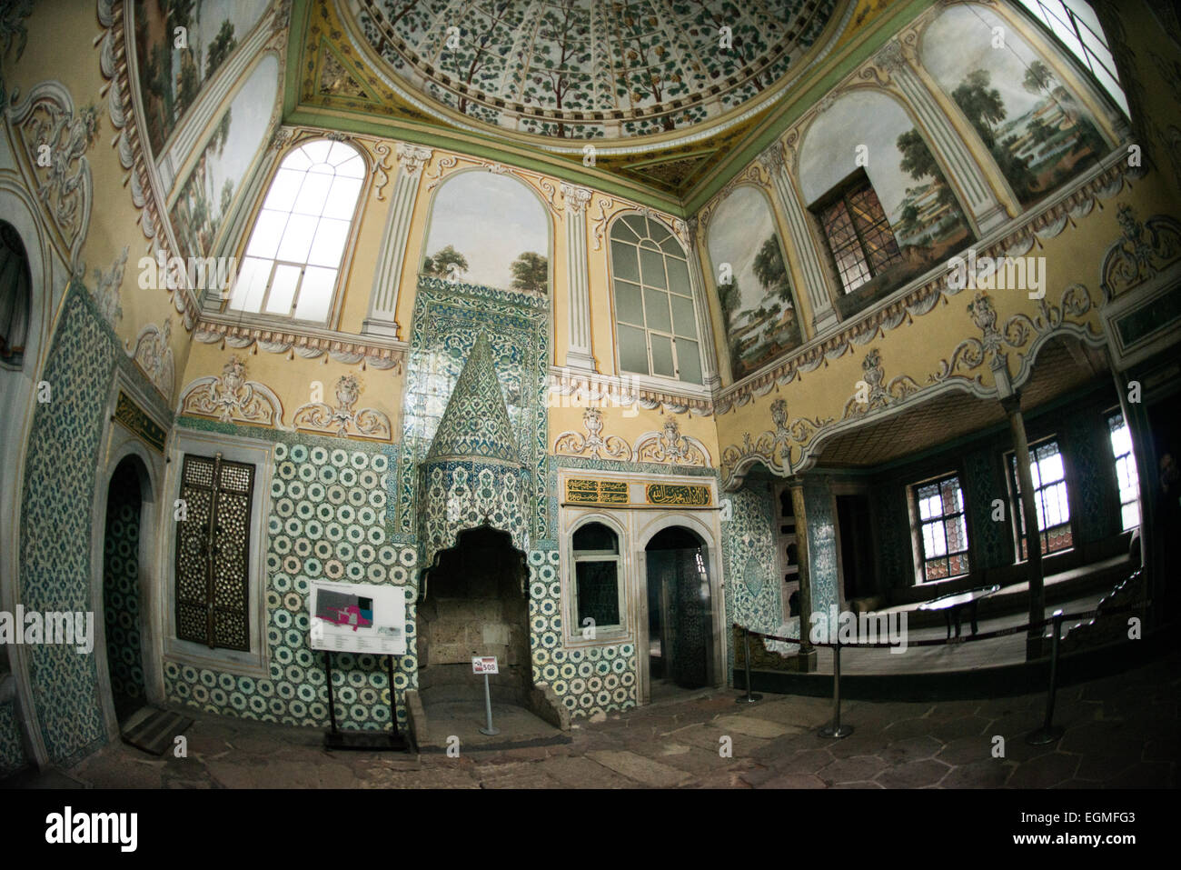 Palais de Topkapi appartements de la Reine mère Istanbul Turquie // ISTANBUL, Turquie — les appartements de la Reine mère ont été construits à la fin du XVIe siècle et ont été reconstruits après l'incendie de 1666. Les appartements se composent d'une chambre et d'une salle de prière. La reine mère a été chargée de diriger le Harem et a ainsi donné un grand pouvoir. Le harem impérial était le sanctuaire intérieur du palais de Topkapi où vivaient le sultan et sa famille. Debout sur une péninsule surplombant le détroit du Bosphore et la Corne d'Or, le palais de Topkapi a été la résidence principale des sultans ottomans pendant environ 400 ans Banque D'Images