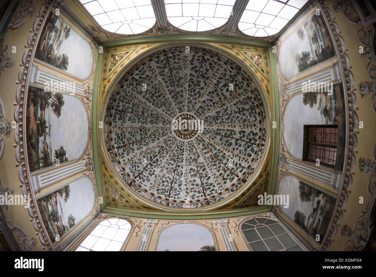 Palais de Topkapi Harem appartements Istanbul Turquie // ISTANBUL, Turquie — les appartements de la Reine mère ont été construits à la fin du XVIe siècle et ont été reconstruits après l'incendie de 1666. Les appartements se composent d'une chambre et d'une salle de prière. La reine mère a été chargée de diriger le Harem et a ainsi donné un grand pouvoir. Le harem impérial était le sanctuaire intérieur du palais de Topkapi où vivaient le sultan et sa famille. Situé sur une péninsule surplombant le détroit du Bosphore et la Corne d'Or, le palais de Topkapi a été la résidence principale des sultans ottomans pendant environ 400 ans (14 Banque D'Images