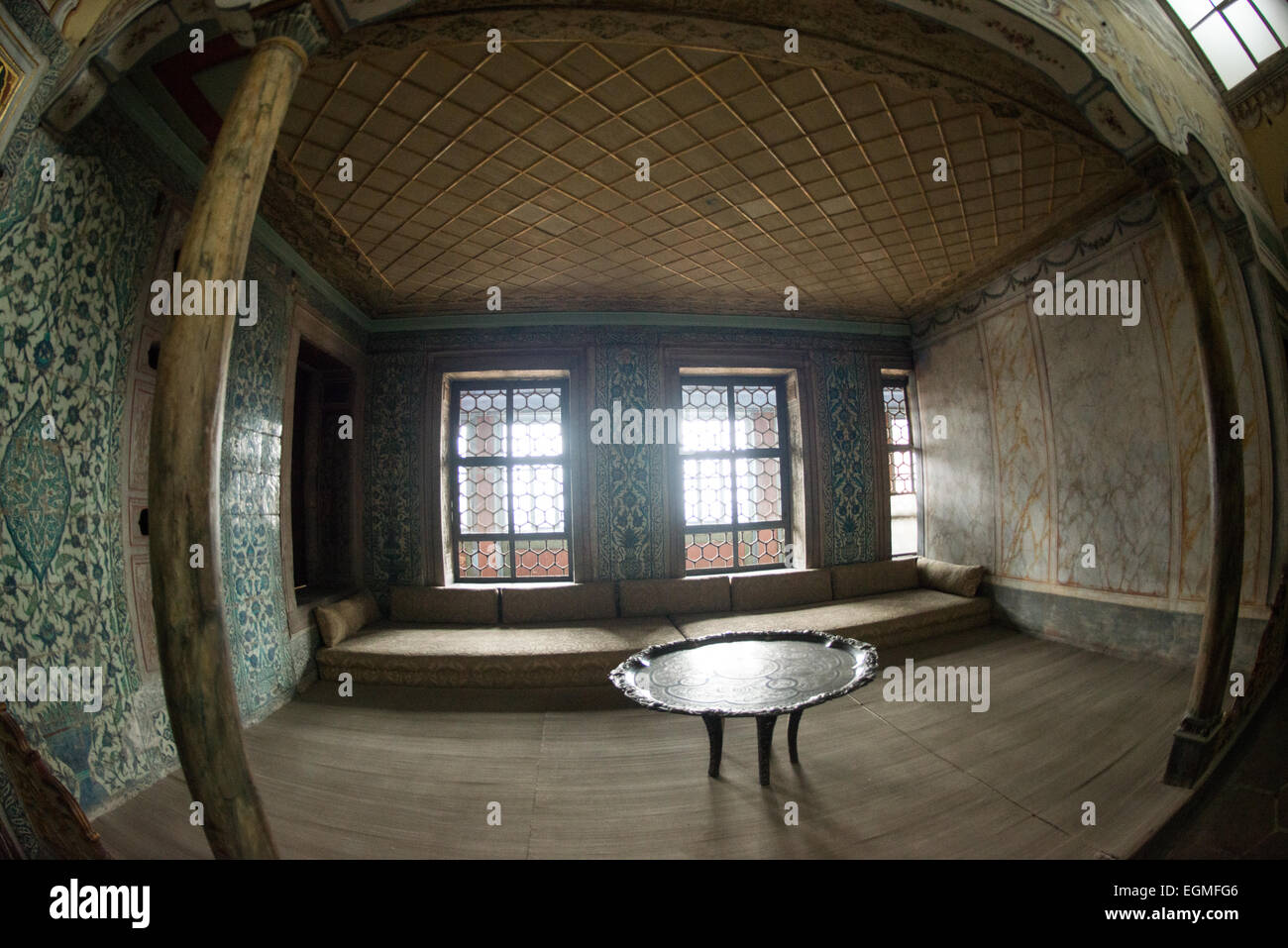 Palais de Topkapi appartements de la Reine mère Istanbul Turquie // ISTANBUL, Turquie — les appartements de la Reine mère ont été construits à la fin du XVIe siècle et ont été reconstruits après l'incendie de 1666. Les appartements se composent d'une chambre et d'une salle de prière. La reine mère a été chargée de diriger le Harem et a ainsi donné un grand pouvoir. Le harem impérial était le sanctuaire intérieur du palais de Topkapi où vivaient le sultan et sa famille. Debout sur une péninsule surplombant le détroit du Bosphore et la Corne d'Or, le palais de Topkapi a été la résidence principale des sultans ottomans pendant environ 400 ans Banque D'Images