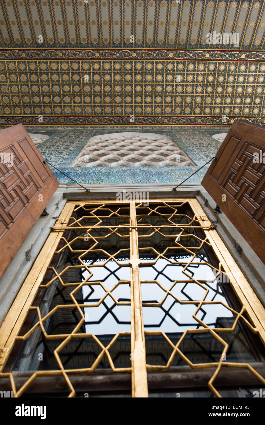 ISTANBUL, Turquie / Türkiye — la cour des favoris dans le harem impérial du palais de Topkapi. Le harem impérial était le sanctuaire intérieur du palais de Topkapi où vivaient le sultan et sa famille. Érigé sur une péninsule surplombant le détroit du Bosphore et la Corne d'Or, le palais de Topkapi fut la résidence principale des sultans ottomans pendant environ 400 ans (1465-1856) de leur règne de 624 ans. Banque D'Images