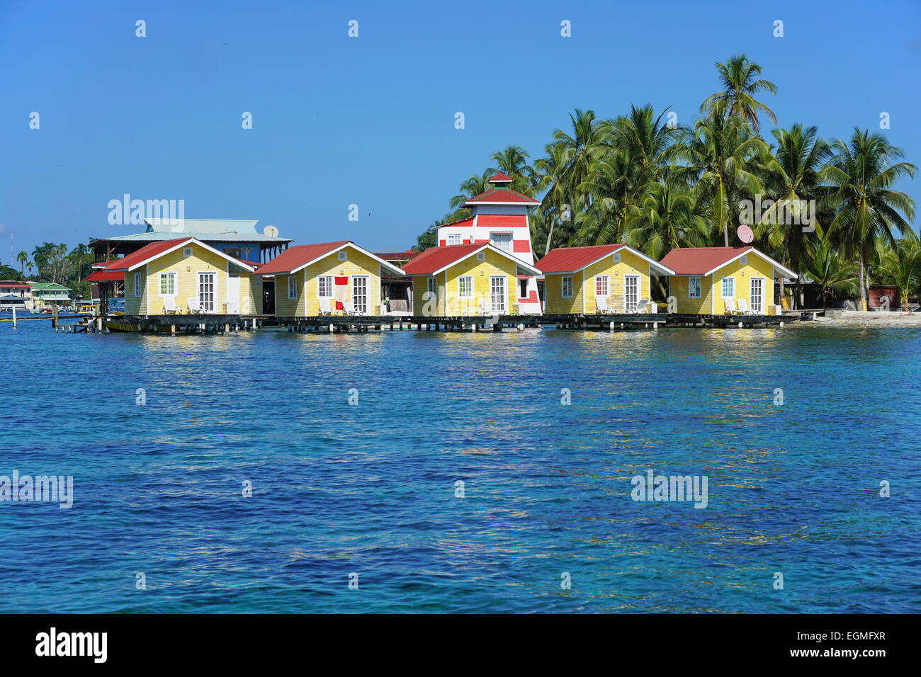 Cabines tropicales sur l'eau de la mer des Caraïbes, l'île de Carenero, Bocas del Toro, PANAMA Banque D'Images