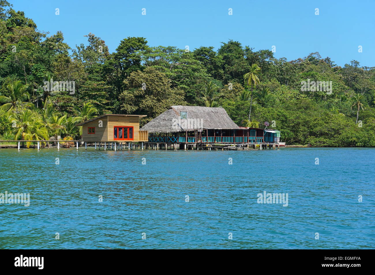Le restaurant Tropical avec toit de chaume et une cabane sur l'eau, l'île de Bastimentos, Caraïbes, Bocas del Toro, ame centrale Banque D'Images