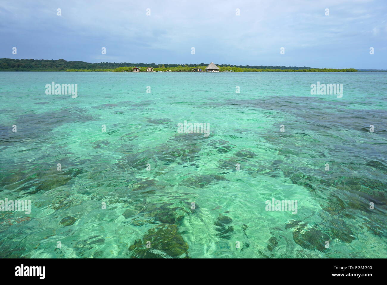 Seascape Tropical eau claire avec un resort sur une île en arrière-plan, la mer des Caraïbes, Bocas del Toro, PANAMA, Amérique Centrale Banque D'Images