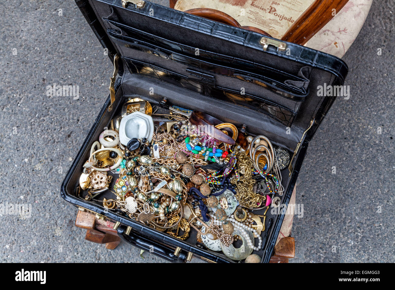 Une valise pleine de trésors ! Bijoux indésirable remplit une valise à la rue du marché. Banque D'Images
