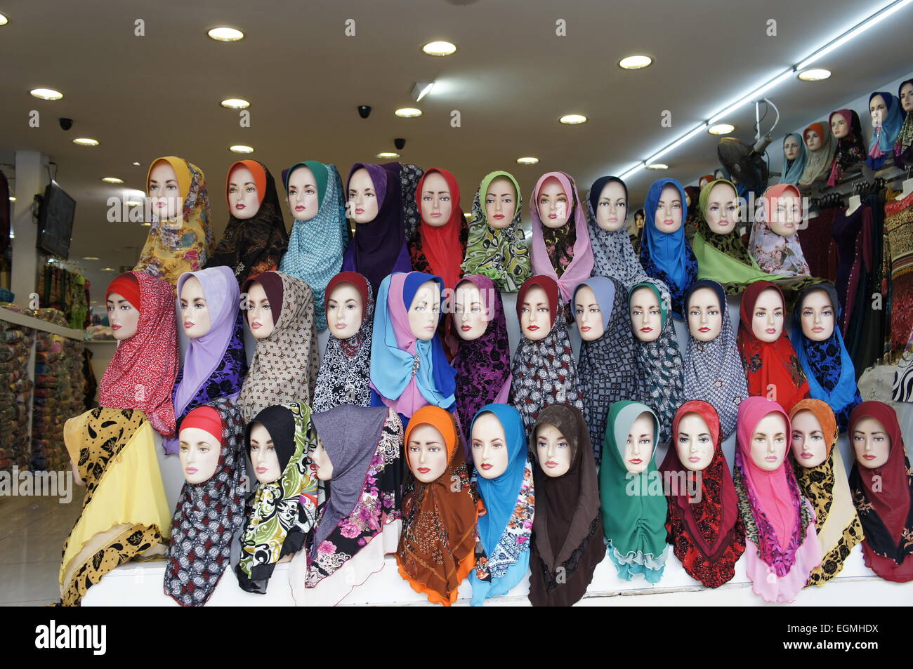 Magasin de vente foulard en Malaisie, les chefs d'un mannequin portant le  foulard Photo Stock - Alamy