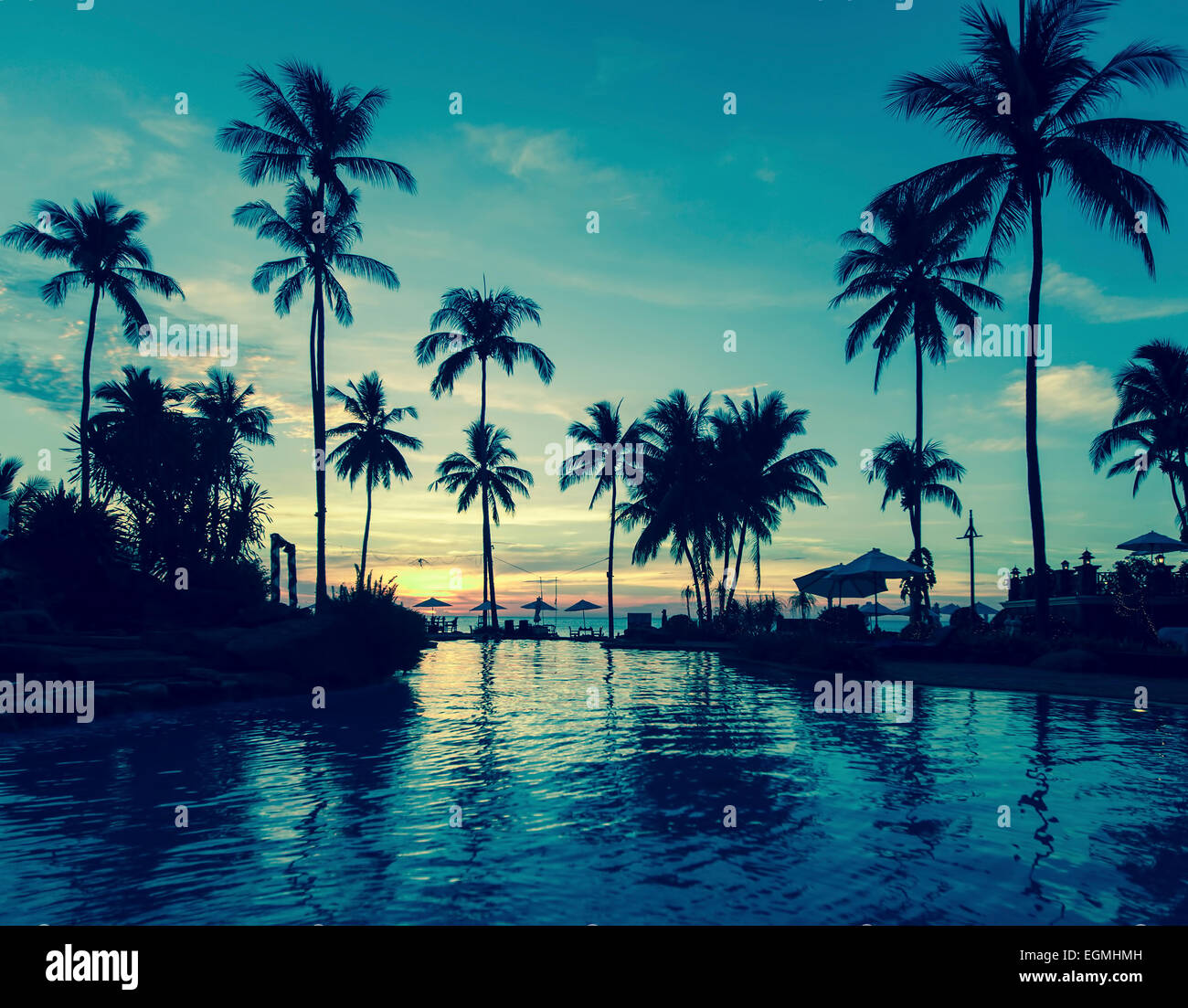 Coucher du soleil sur la plage de l'océan tropical. Banque D'Images