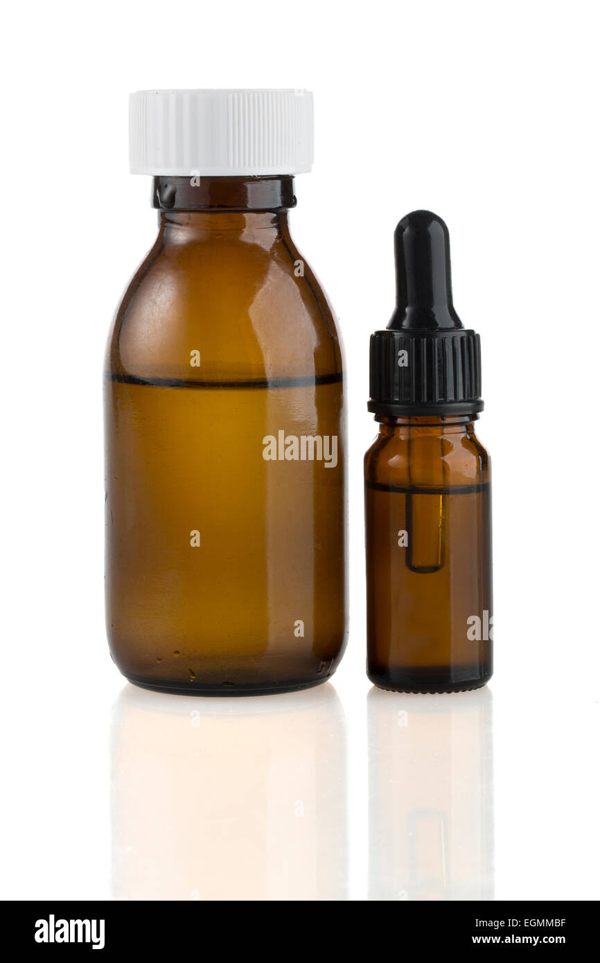 Un flacon de médicaments et de la médecine compte-gouttes isolé sur blanc. Banque D'Images