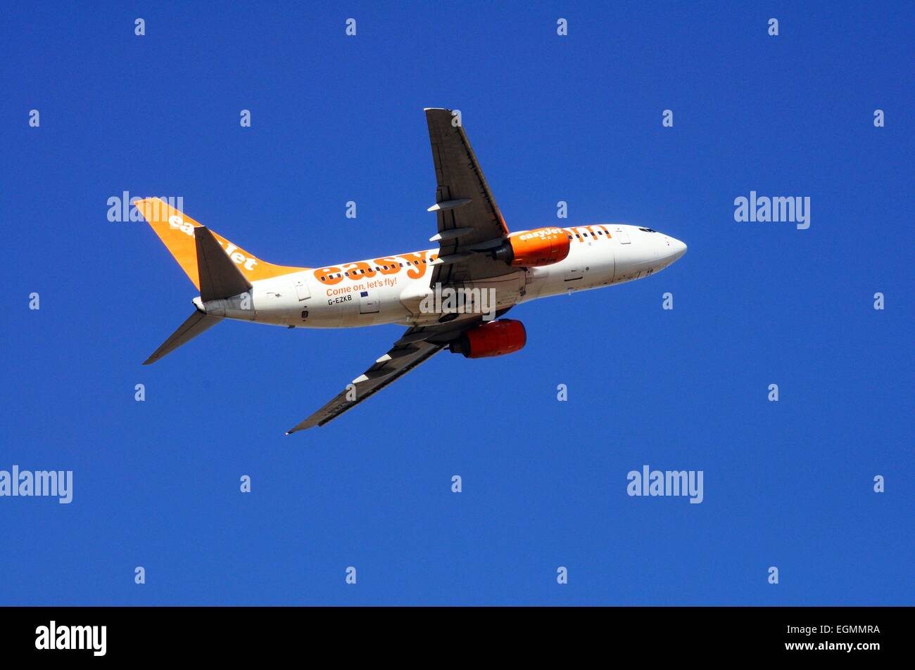 Easyjet Boeing 737-700 décoller contre un ciel bleu. Banque D'Images