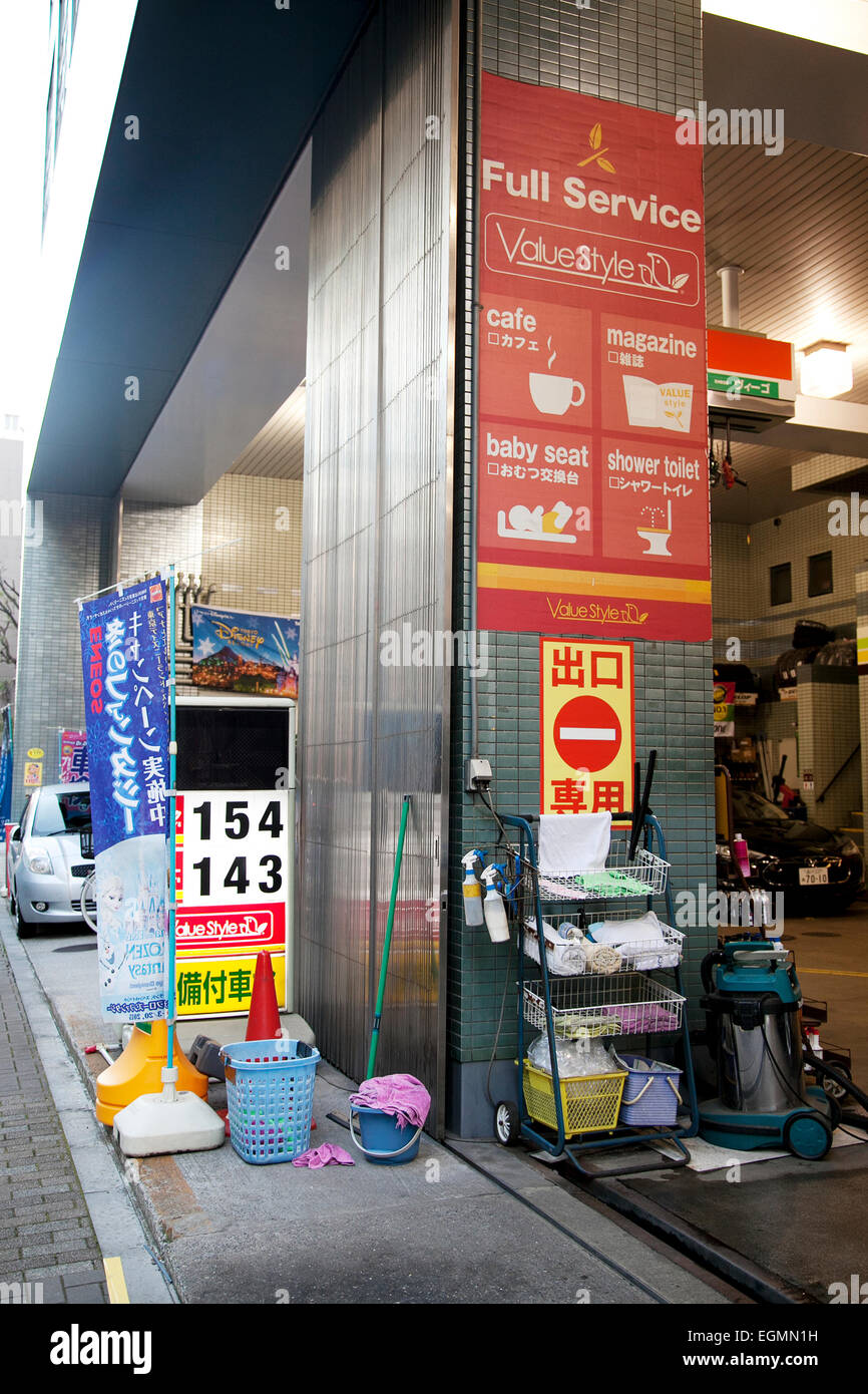 Un stand de l'essence les prix de l'essence s'affiche à Tokyo le 27 février 2015. Le prix de l'essence n'a cessé de tomber depuis juillet 2014, mais ont augmenté récemment lié à un rebond des prix du pétrole brut. Le prix de ce support est de 143 yens (1,20 USD) par litre. © Rodrigo Reyes Marin/AFLO/Alamy Live News Banque D'Images