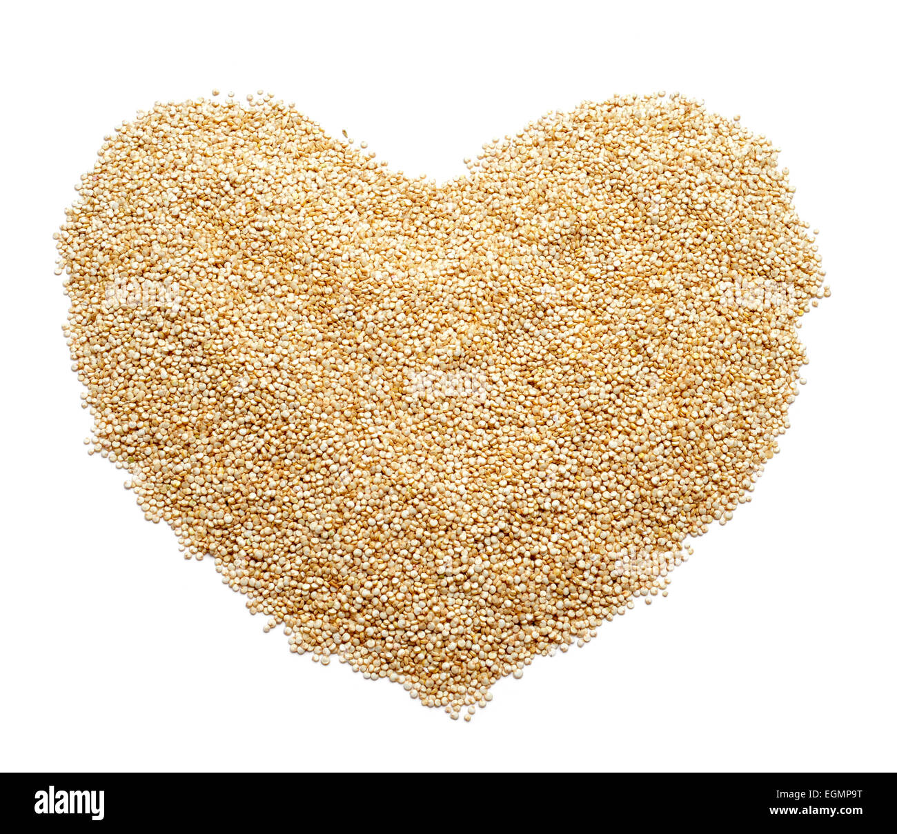 Un tas de graines de quinoa formant un coeur sur fond blanc Banque D'Images