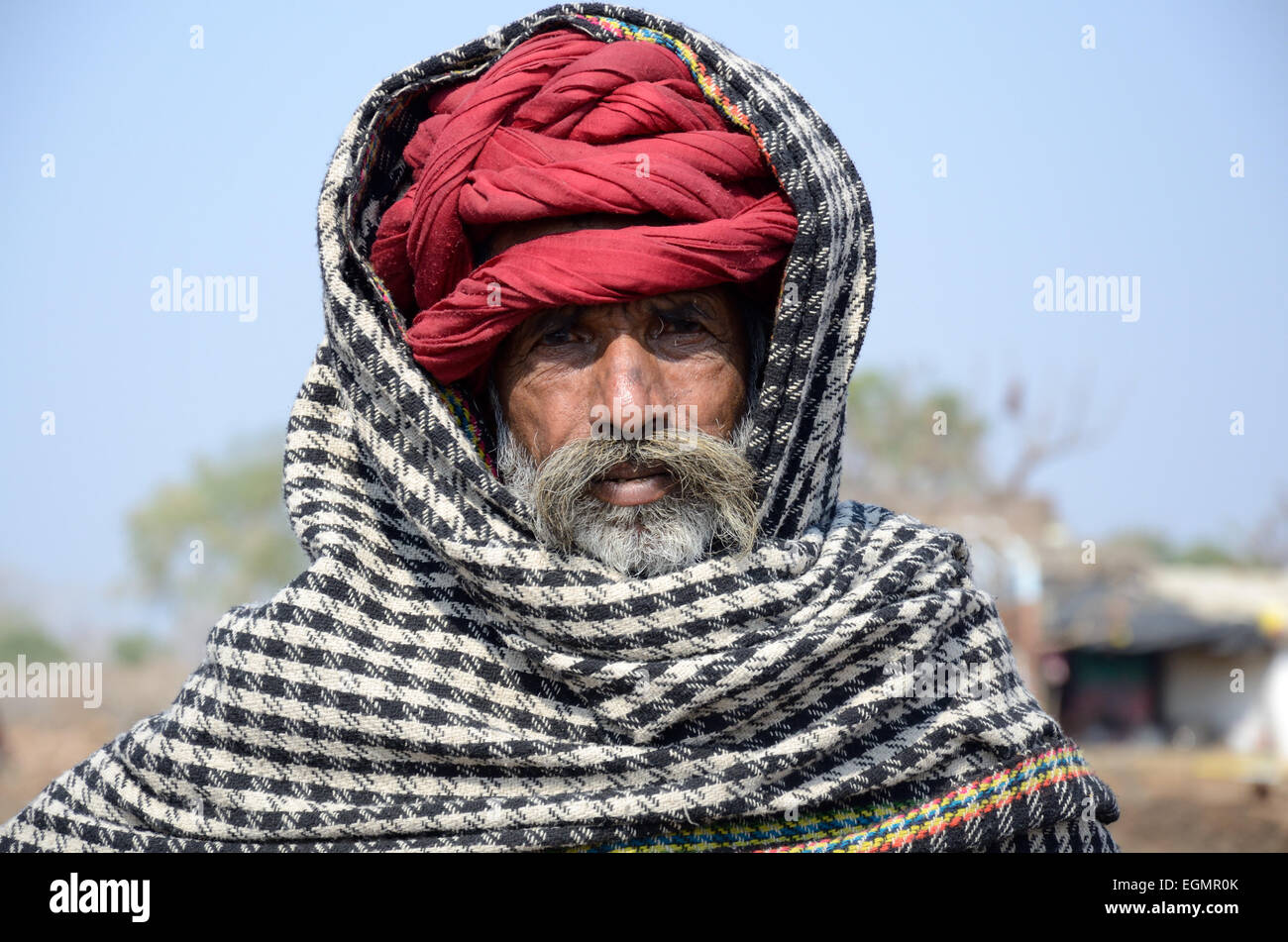Ancien du village indien vêtu d'un turban rouge et noir et blanc Inde Rajasthan Village Kalpi foulard Banque D'Images