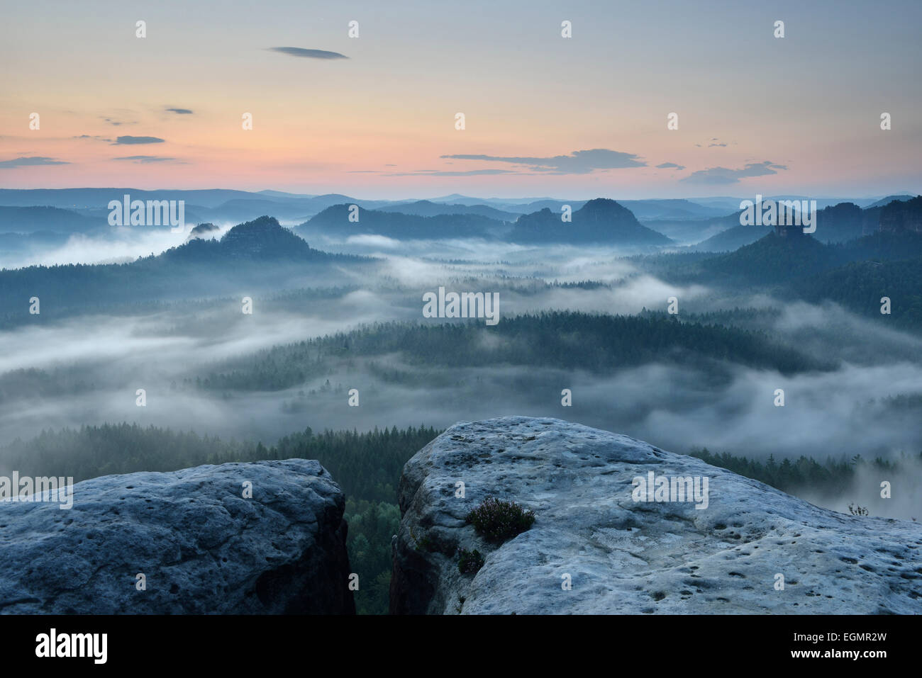 Vue de Kleiner Winterberg mountain à l'aube, des montagnes de grès de l'Elbe, la Suisse Saxonne, Saxe, Allemagne Banque D'Images