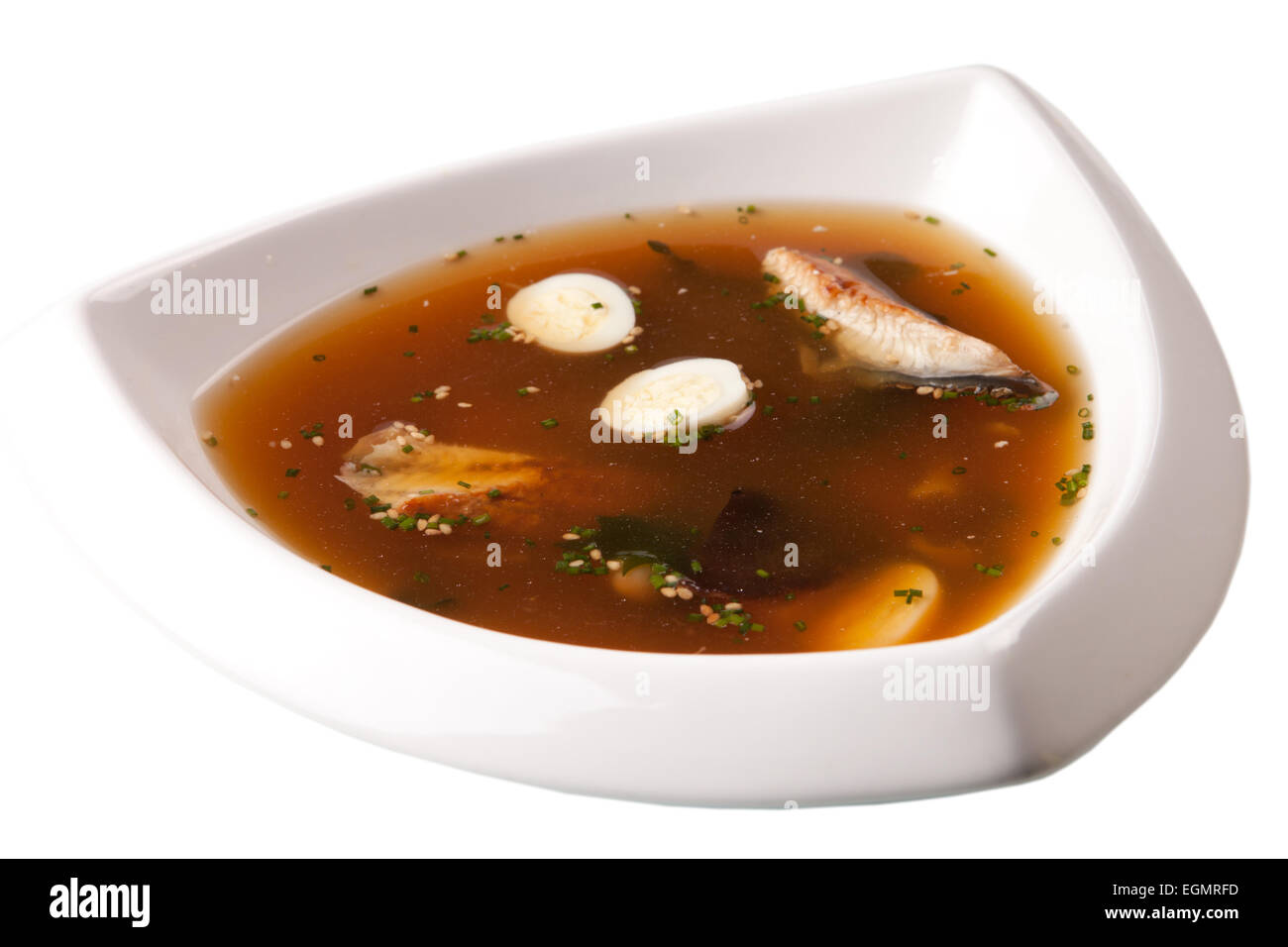 Cuisine japonaise - soupe Miso avec des algues, champignons, tofu, anguille, saumon, nouilles, oeuf, sésame, tourné en studio sur blanc backgroun Banque D'Images