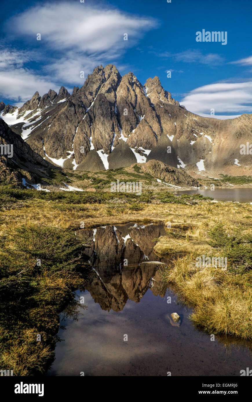 Vue imprenable sur les sommets des montagnes de l'île Navarino au sud du Chili Banque D'Images