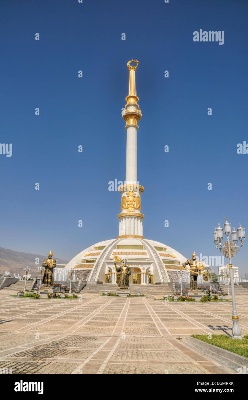 Monument de l'indépendance à Achgabat, capitale du Turkménistan Banque D'Images