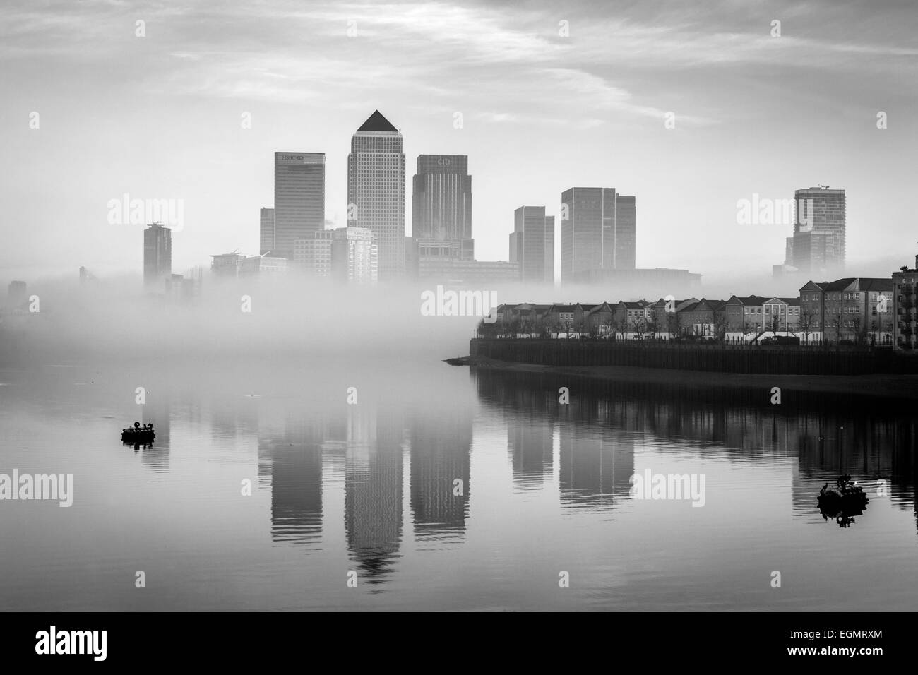 Le quartier financier de Canary Wharf à travers le brouillard, Londres, Angleterre Banque D'Images