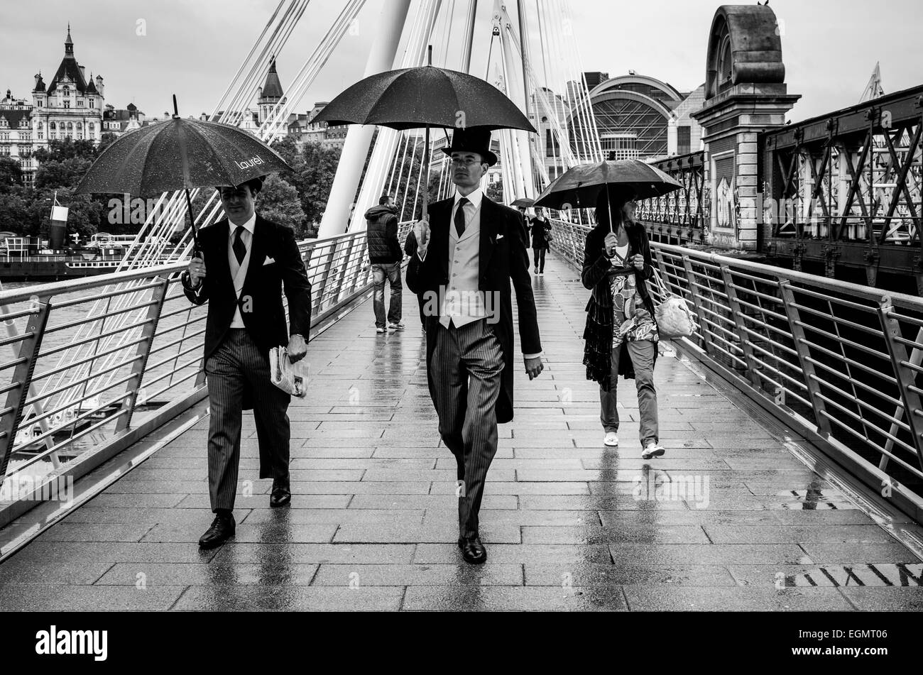 Deux hommes portant le chapeau traditionnel et c'est pile sur le chemin de l'Ascot pour une journée aux courses, Golden Jubilee Bridges, Londres Banque D'Images