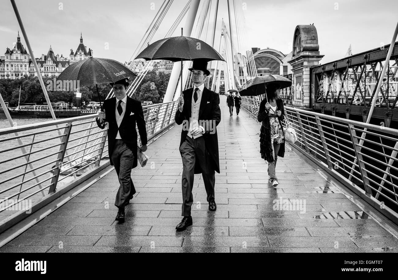 Deux hommes portant le chapeau traditionnel et c'est pile sur le chemin de l'Ascot pour une journée aux courses, Golden Jubilee Bridges, Londres Banque D'Images