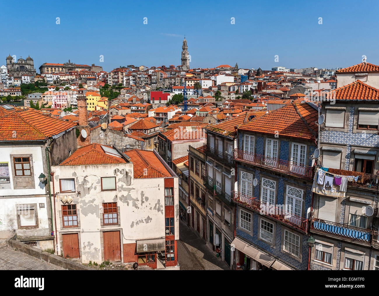 Portugal, Porto . Vue sur les quartiers de la vieille ville à partir de la plate-forme d'observation près de la Cathédrale Se. Banque D'Images