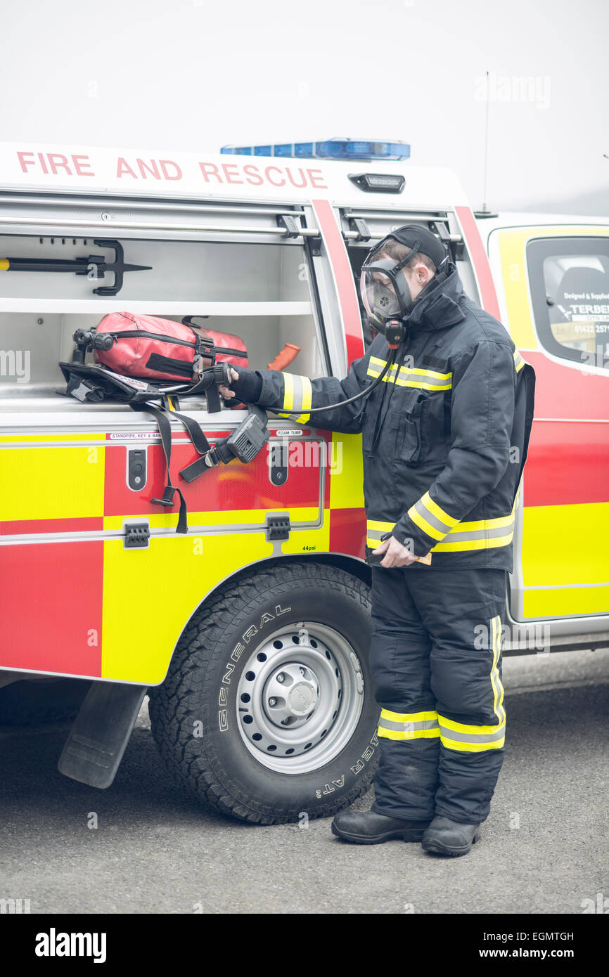 Travailleur de l'aéroport dans les coulisses à Shoreham (Brighton) Aéroport de la ville, les pompiers, le personnel de l'aéroport, les avions, les avions de ravitaillement etc. Banque D'Images