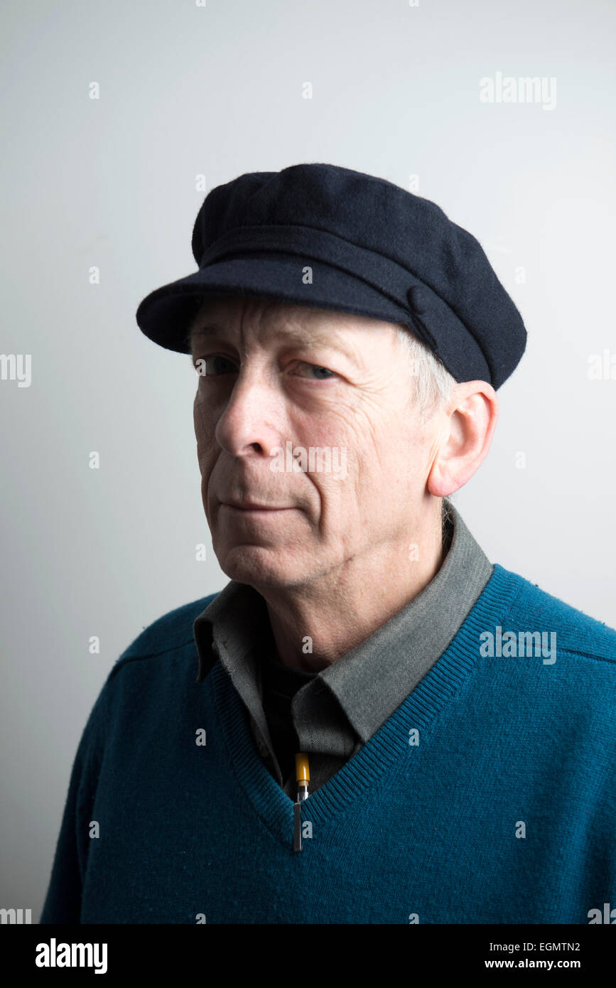 Drôle de caractère vieux sage homme âgé a atteint un sommet dans un chapeau, col en v pull sweater jumper, avec des stylos à l'image d'un mad professor Banque D'Images