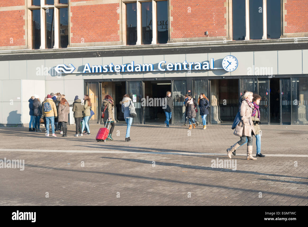 Les passagers à la gare centrale ou Centraal Amsterdam Pays-Bas bâtiment. Un hub de transport ferroviaire. Banque D'Images