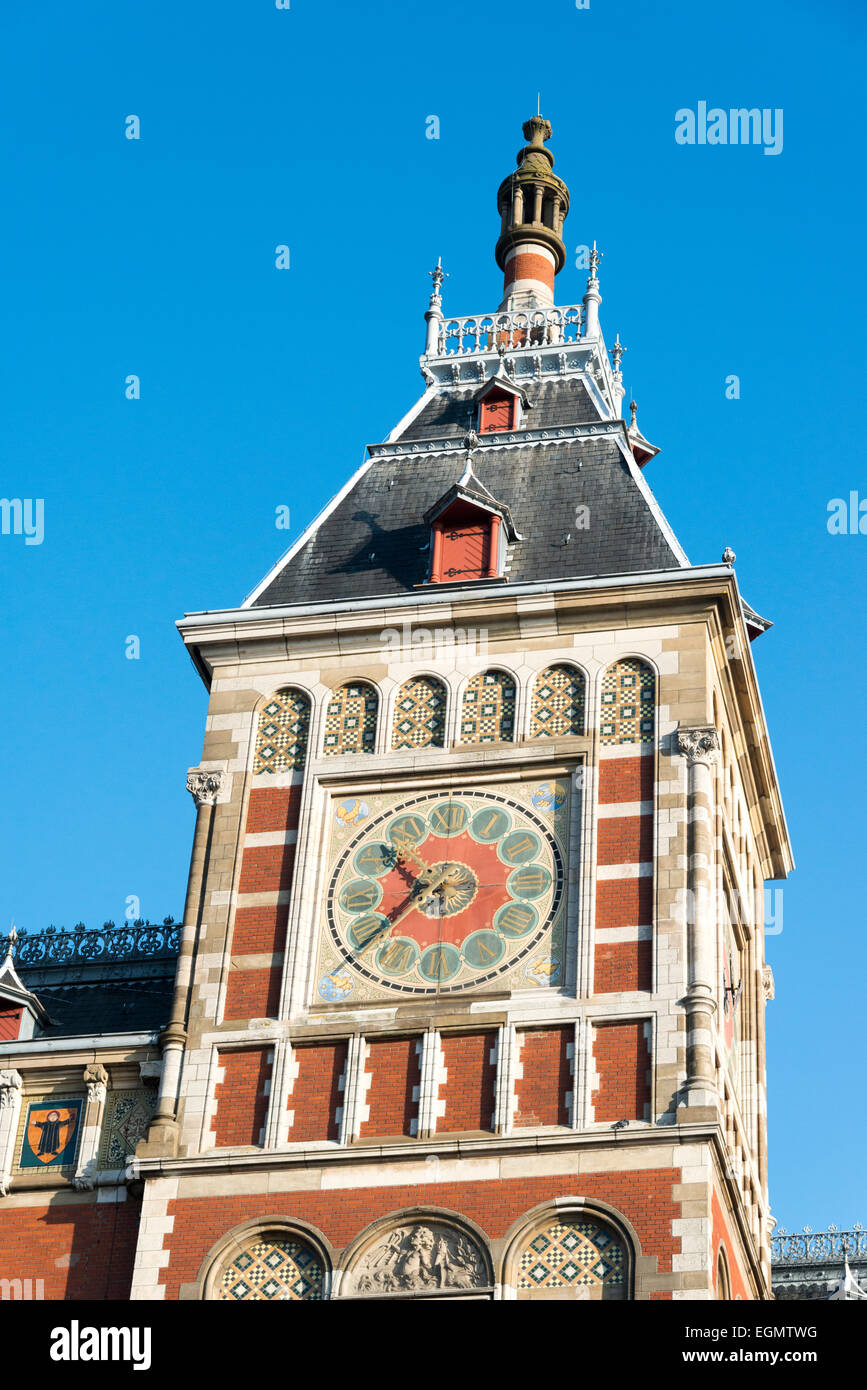 Le tour de l'horloge à Centraal ou la gare centrale d'Amsterdam. Une partie d'un bâtiment au centre de transport ferroviaire Banque D'Images