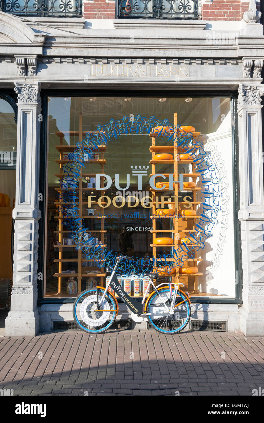 Un c =location stationné à l'extérieur d'une boutique de cadeaux alimentaire Néerlandais à Amsterdam Holland Banque D'Images