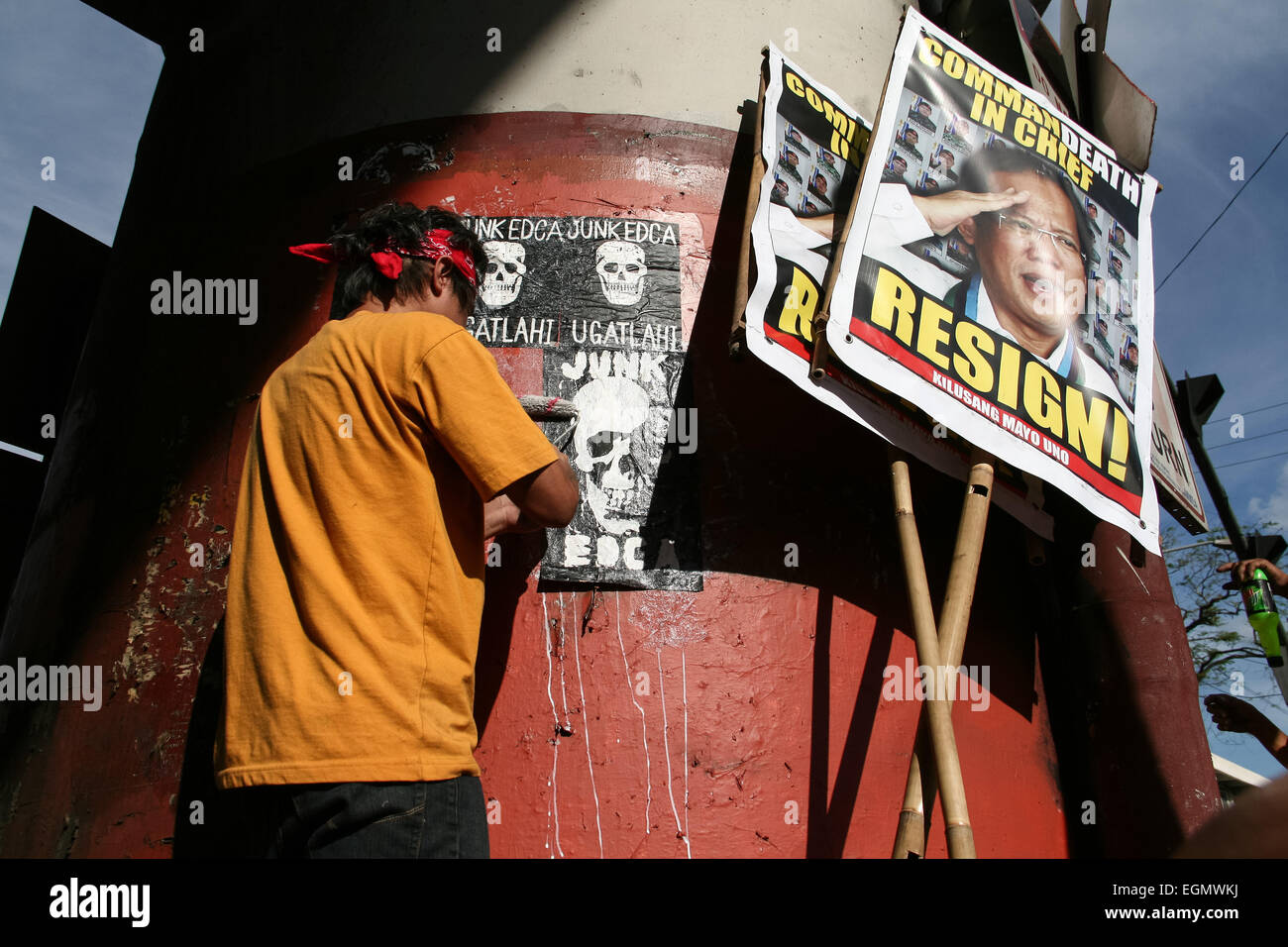 Manille, Philippines. 27 Février, 2015. Un manifestant en collant des affiches pour caalling l'ordure de la Défense renforcée de coopération entre les Philippines et les États-Unis au cours de la protestation de Mendiola, Manille. Composée principalement d'étudiants, ils sont sortis de leur classe à l'air leur ressentiment de Aquino prétendue inefficacité en matière de gouvernance et de résoudre les problèmes du pays. Des groupes militants ont également rejoint la marche à l'appel à la démission d'Aquino. Crédit : J Gerard Seguia/Pacific Press/Alamy Live News Banque D'Images