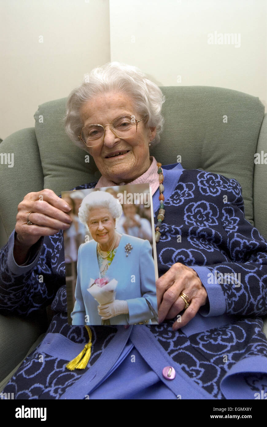 Femme célèbre son 100e anniversaire et maintenant la carte traditionnelle reçue de Sa Majesté la Reine en arrivant à cette... Banque D'Images
