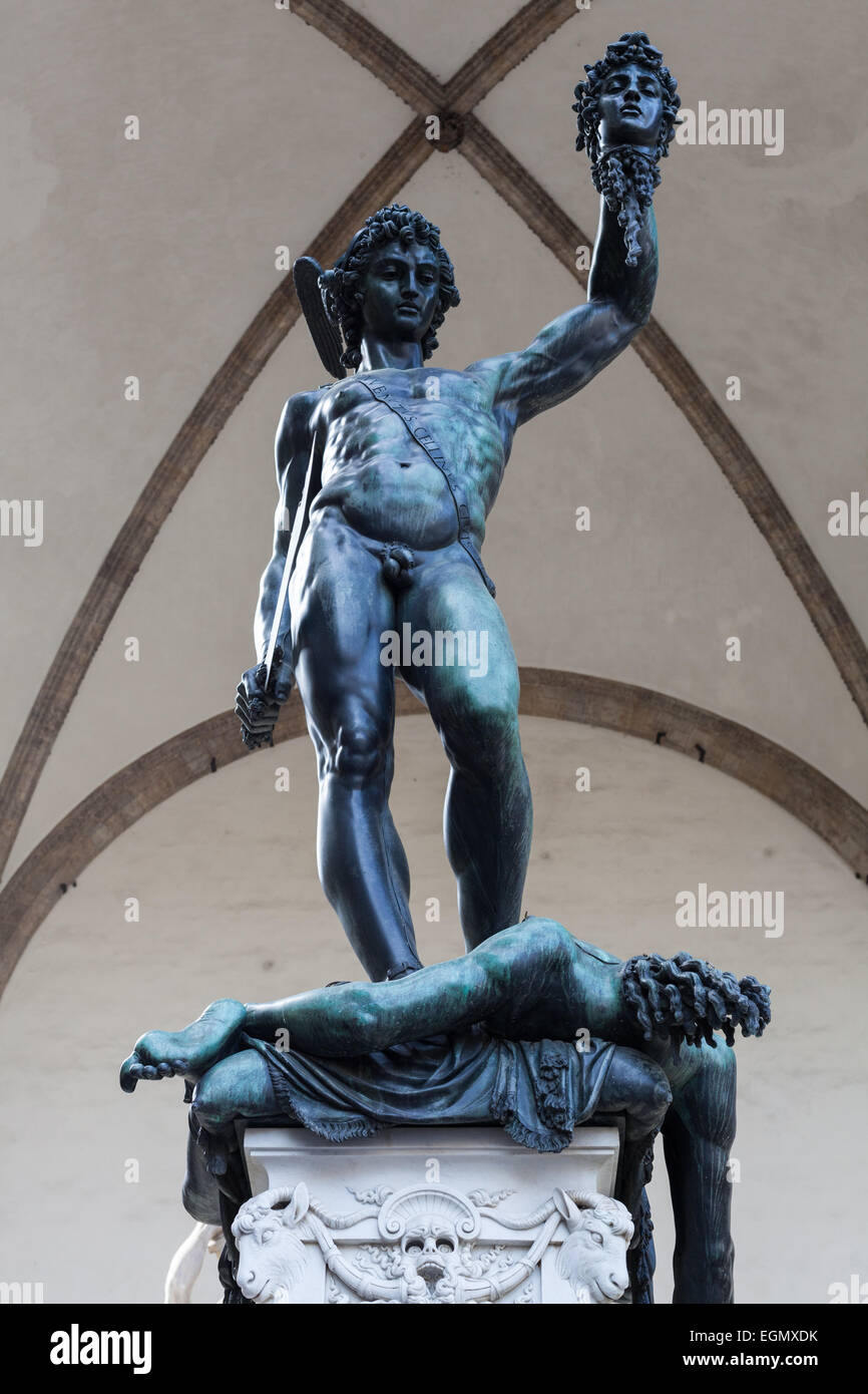 Persée de Cellini dans le La Loggia dei Lanzi, Piazza della Signoria, Florence, Toscane, Italie Banque D'Images