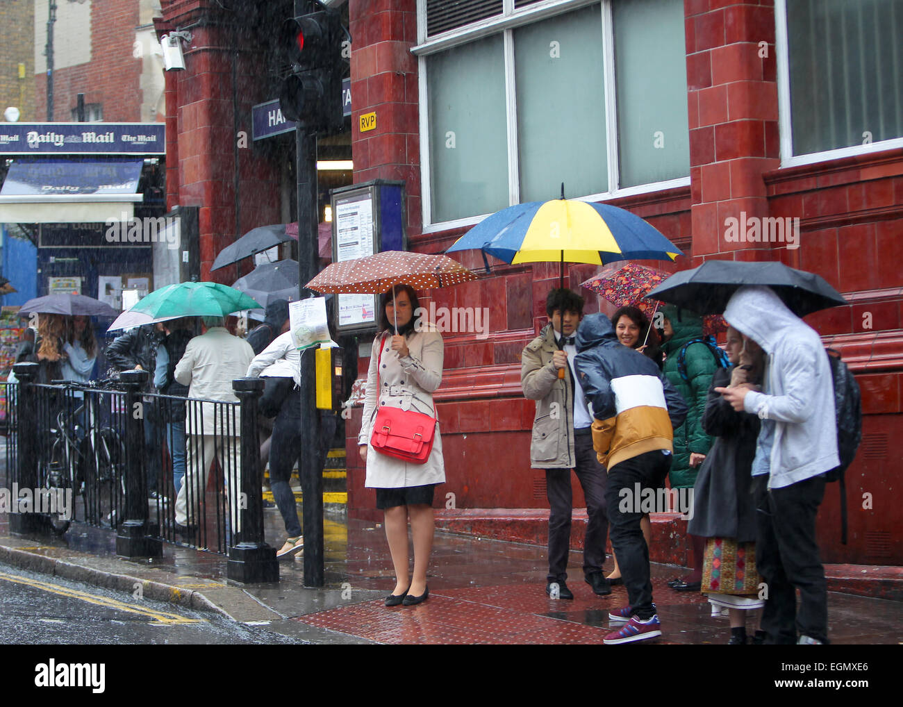 Fortes pluies à Londres n'a pas dissuader dog walkers ou joggeurs à Hampstead mais a fermé la foire dans le parc Victoria dispose d''atmosphère où : London, Royaume-Uni Quand : 25 août 2014 Banque D'Images