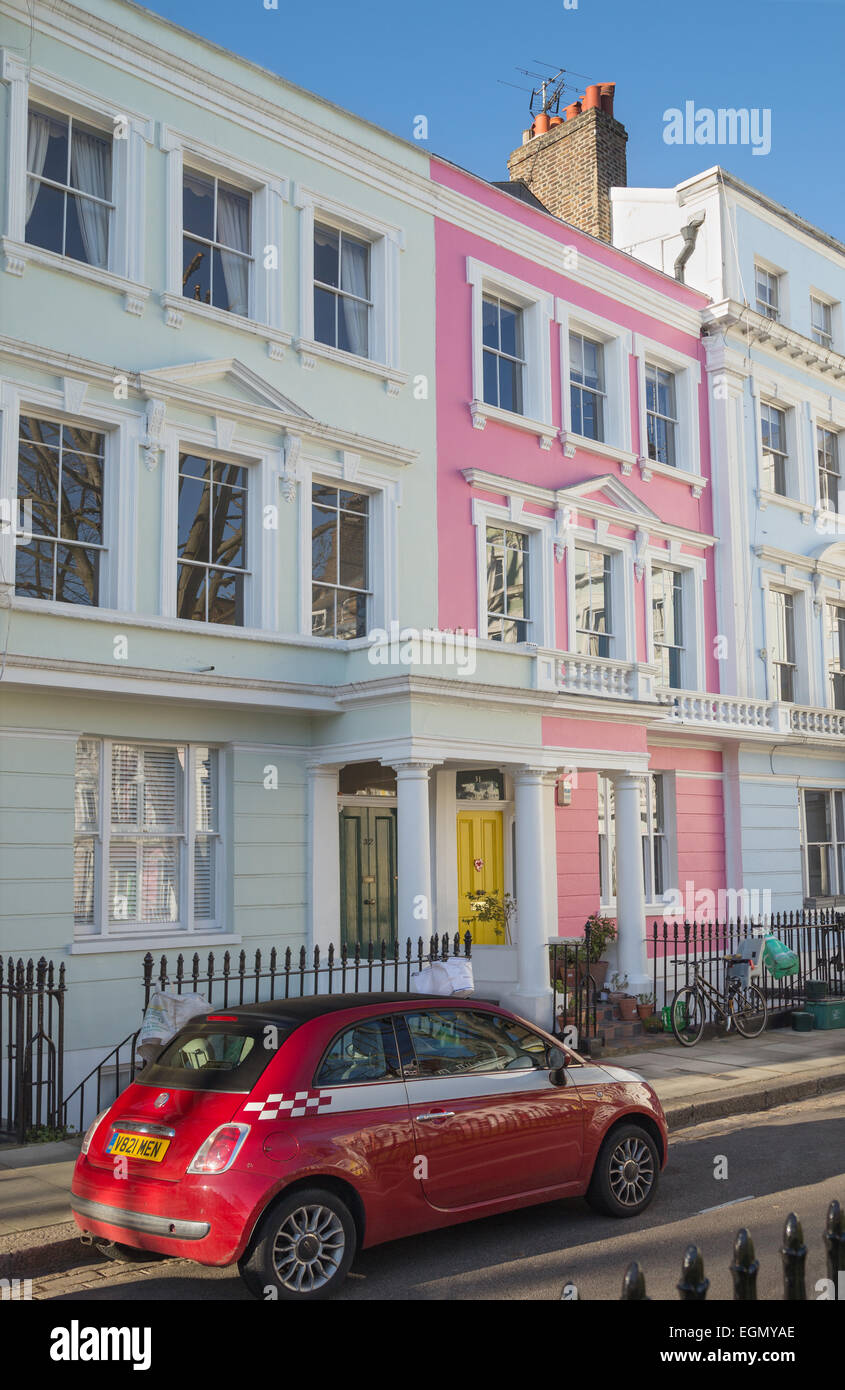 Gamme de couleurs pastels des maisons mitoyennes dans chalcot square dans le quartier de Primrose Hill North West London, UK Banque D'Images