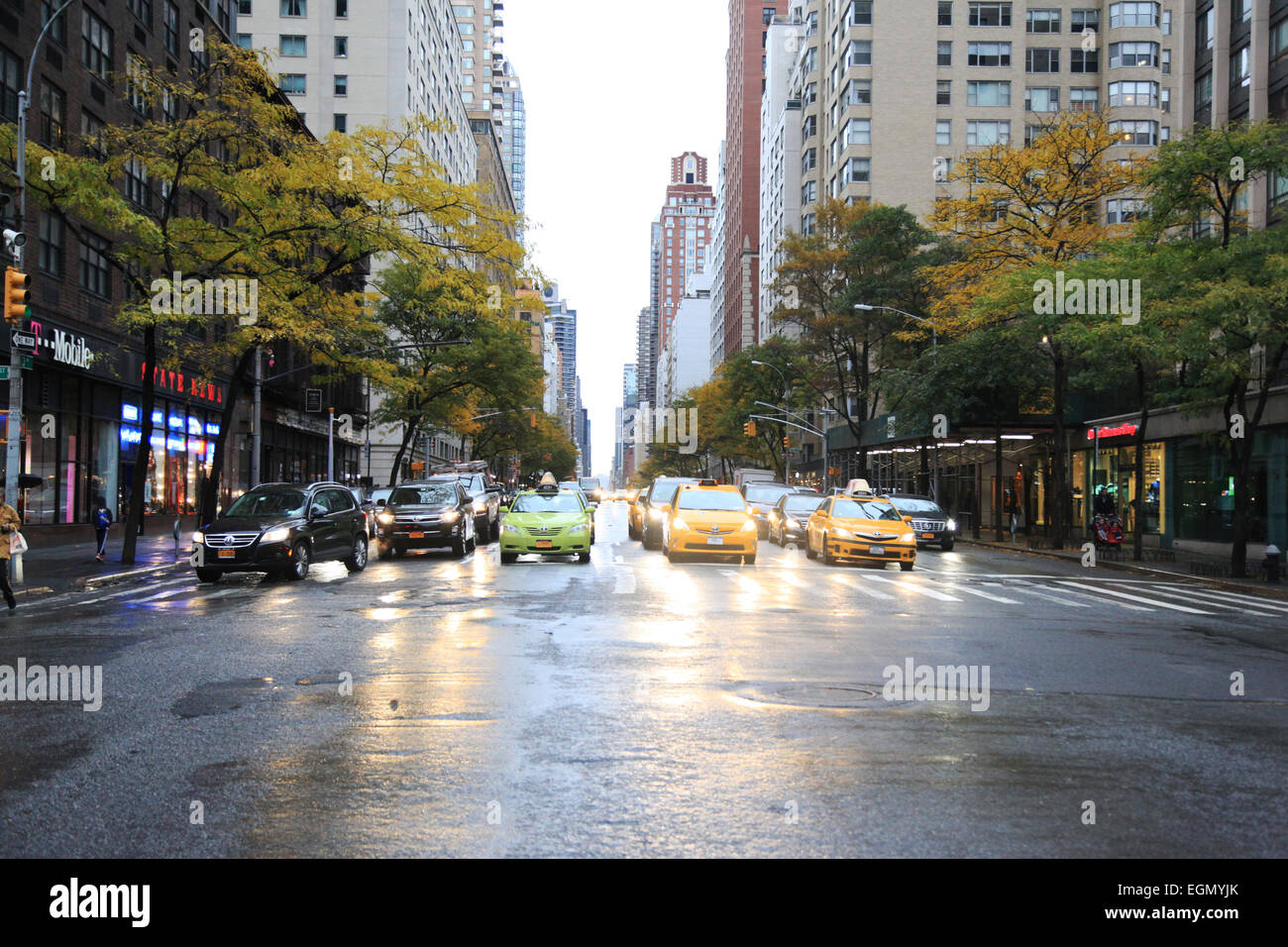 Une vue vers le bas une longue avenue à New York City Banque D'Images