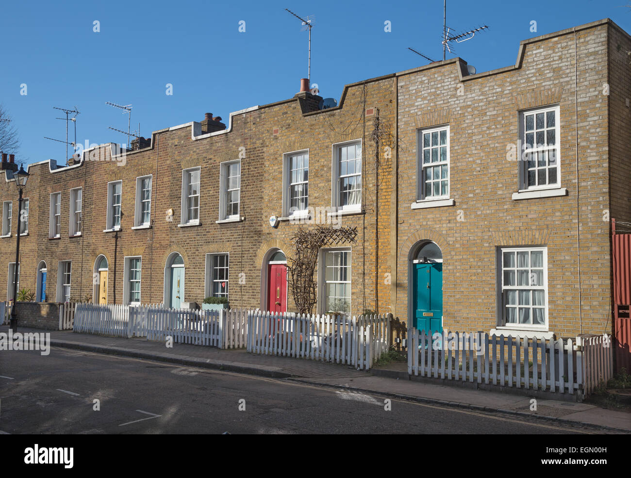 Cottages victorienne avec terrasse sur Clarence way, Camden Town, London NW1 aux beaux jours Banque D'Images
