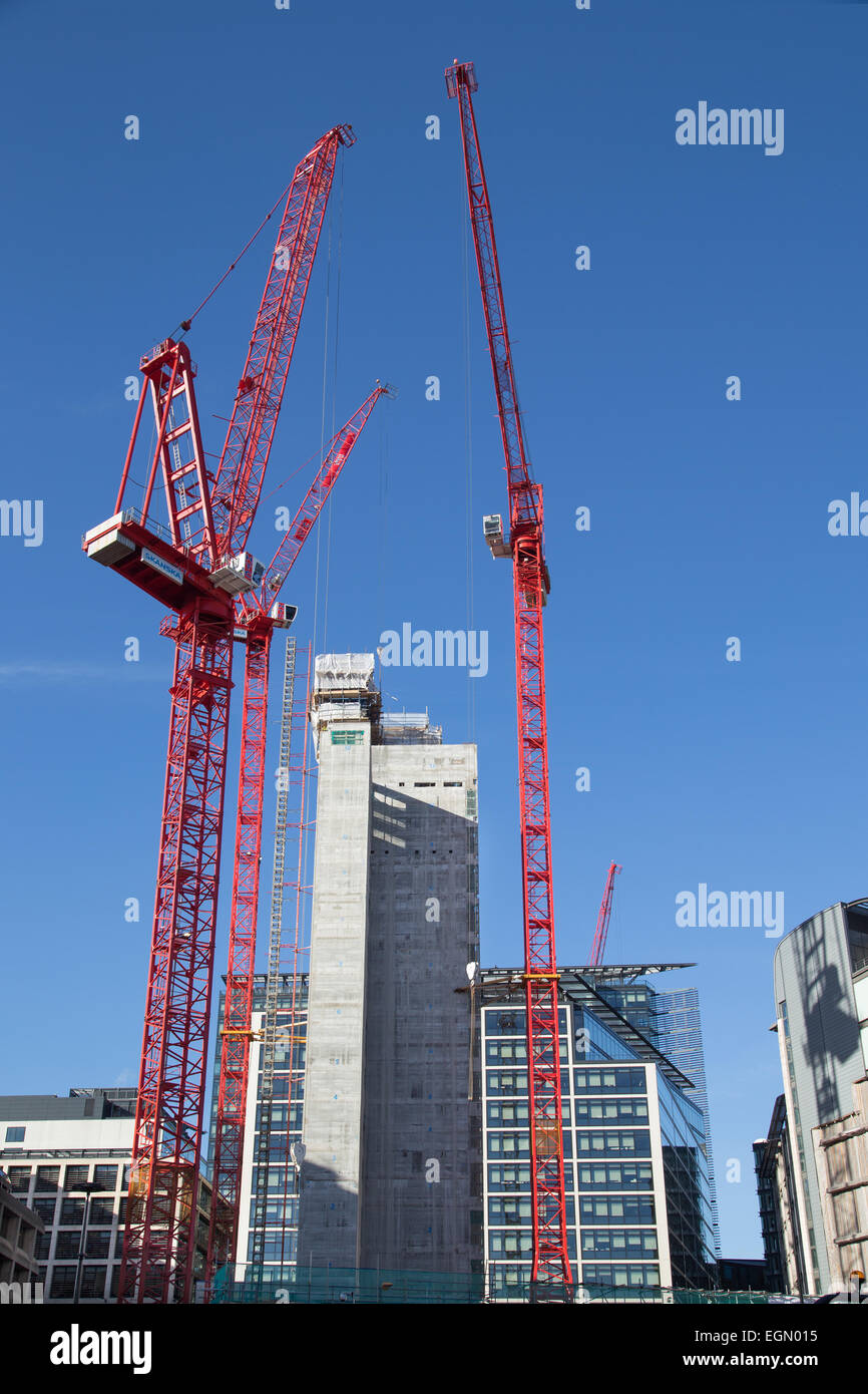 Grues de construction skanska rouge sur le site de Goldman Sachs bank's nouveau siège européen sur farringdon Street, London uk Banque D'Images