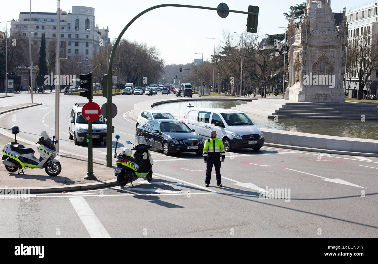 Policier cop policia de circulation routière scooter arrêt hi-vis Banque D'Images