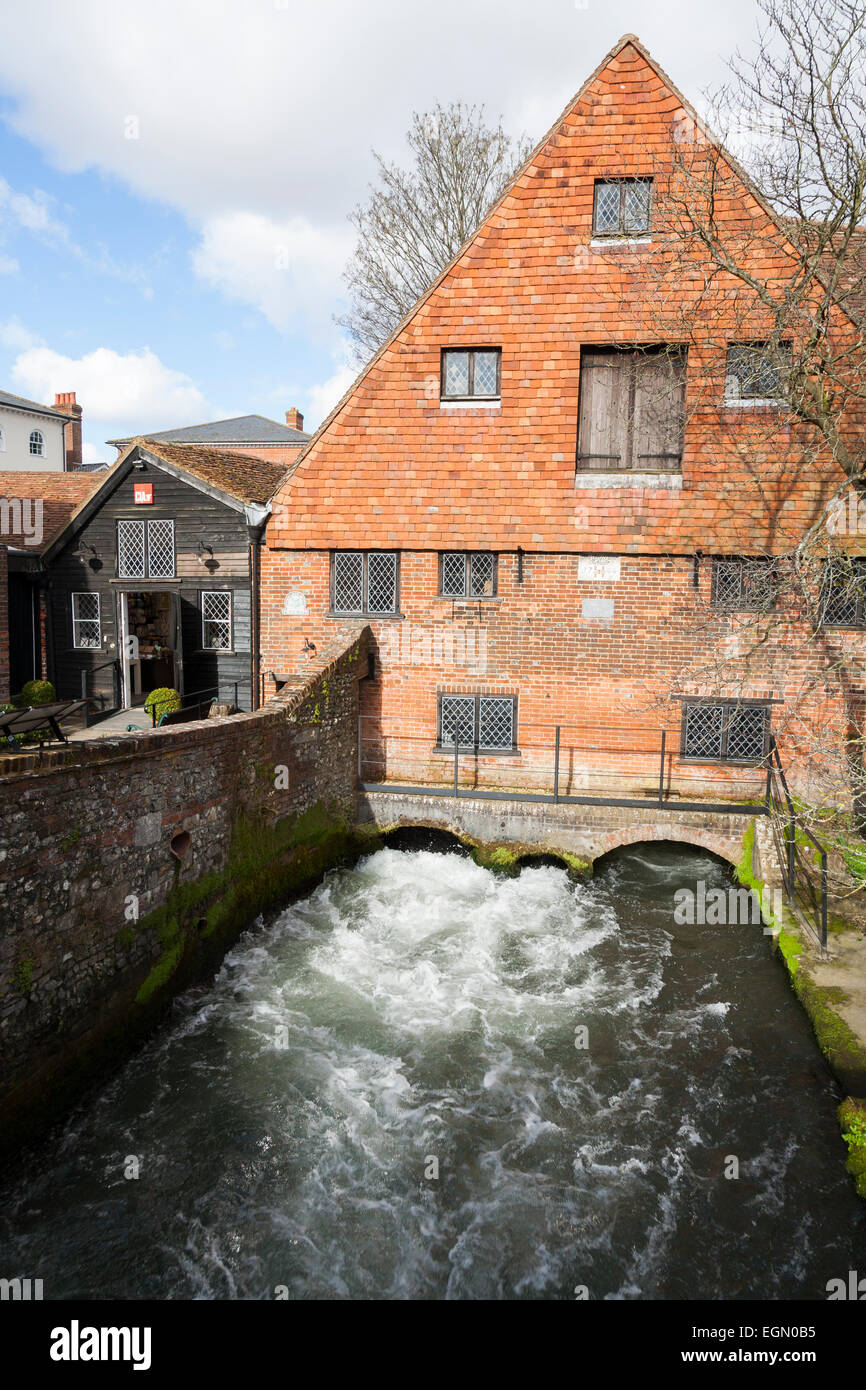 L'eau coule sous la municipalité de Winchester ( moulin moulin à maïs / Moulin / moulin à farine à pain ) sur la rivière Itchen. Hampshire UK Banque D'Images