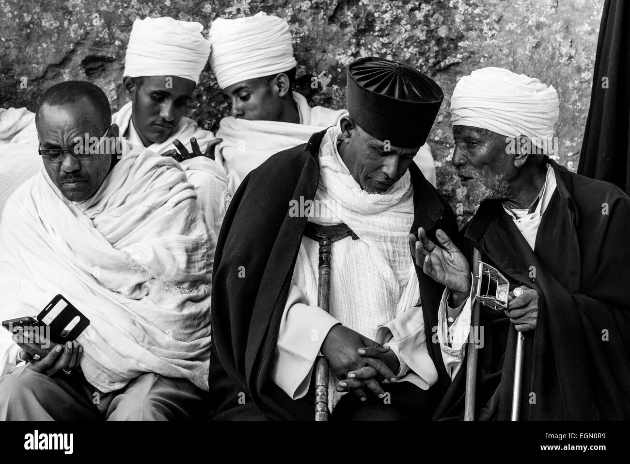 Prêtres et diacres de l'église prenant part à la fête de Noël à l'église de Maryam Beite, Lalibela, Éthiopie Banque D'Images