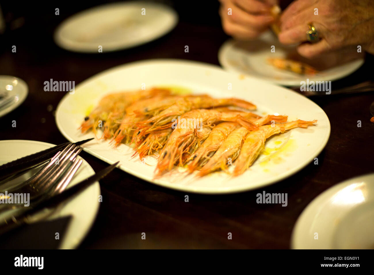 Crevettes pelées sur une table de restaurant dans l'huile Banque D'Images