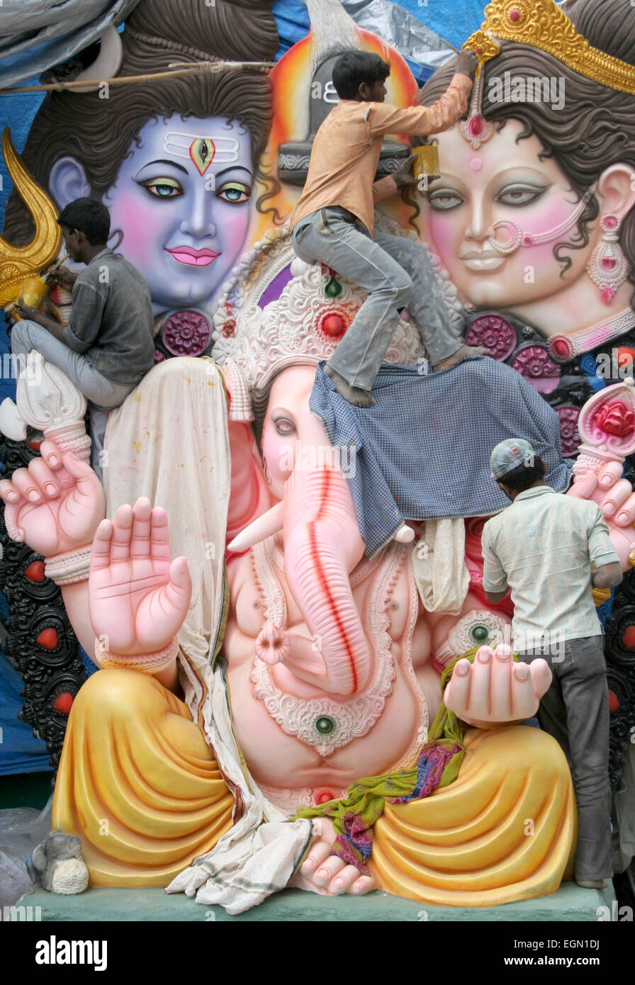 Des artistes pour l'Idole de Ganesha Ganesha Chathurthi festival hindou sur Septembre 9,2012 à Hyderabad,AP,Inde. Banque D'Images