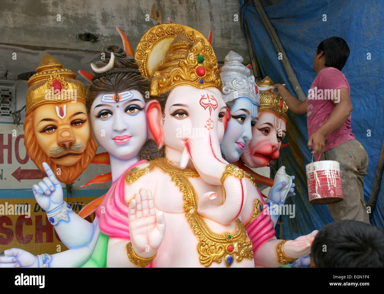 Des artistes pour l'Idole de Ganesha Ganesha Chathurthi festival hindou sur Septembre 9,2012 à Hyderabad,AP,Inde. Banque D'Images