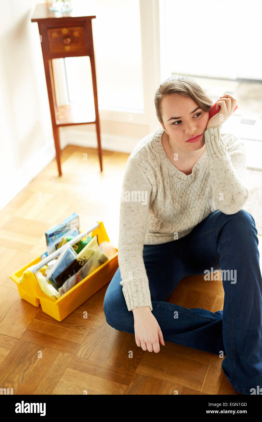 Femme à effectuer des travaux ménagers Banque D'Images