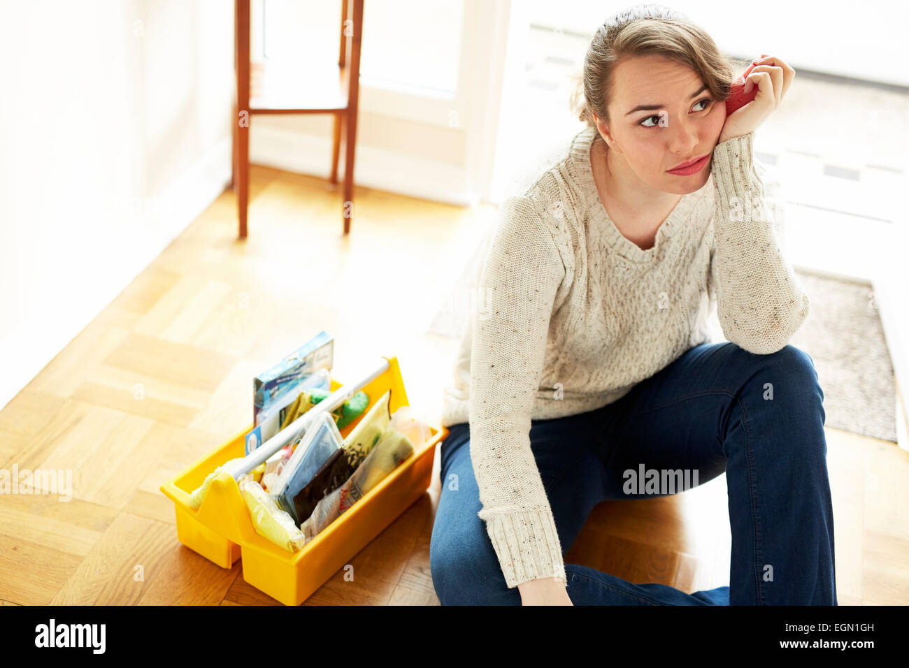 Femme à effectuer des travaux ménagers Banque D'Images