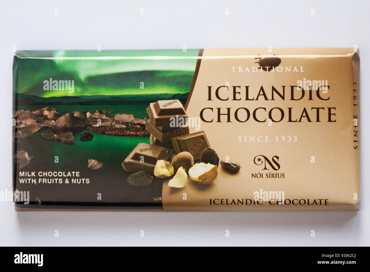 Bar traditionnels islandais de chocolat au lait Chocolat avec fruits et noix isolé sur fond