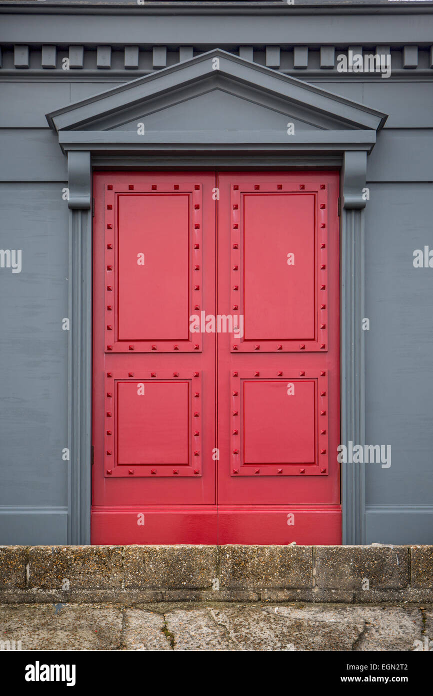 Une paire de portes cloutées rouge Banque D'Images
