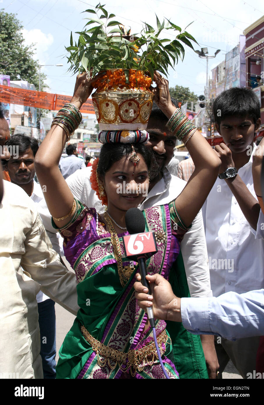 Femme indienne faire bonam Bonalu comme pendant une fête hindoue près de ujjain temple à Hyderabad, Inde en août 2013. Banque D'Images