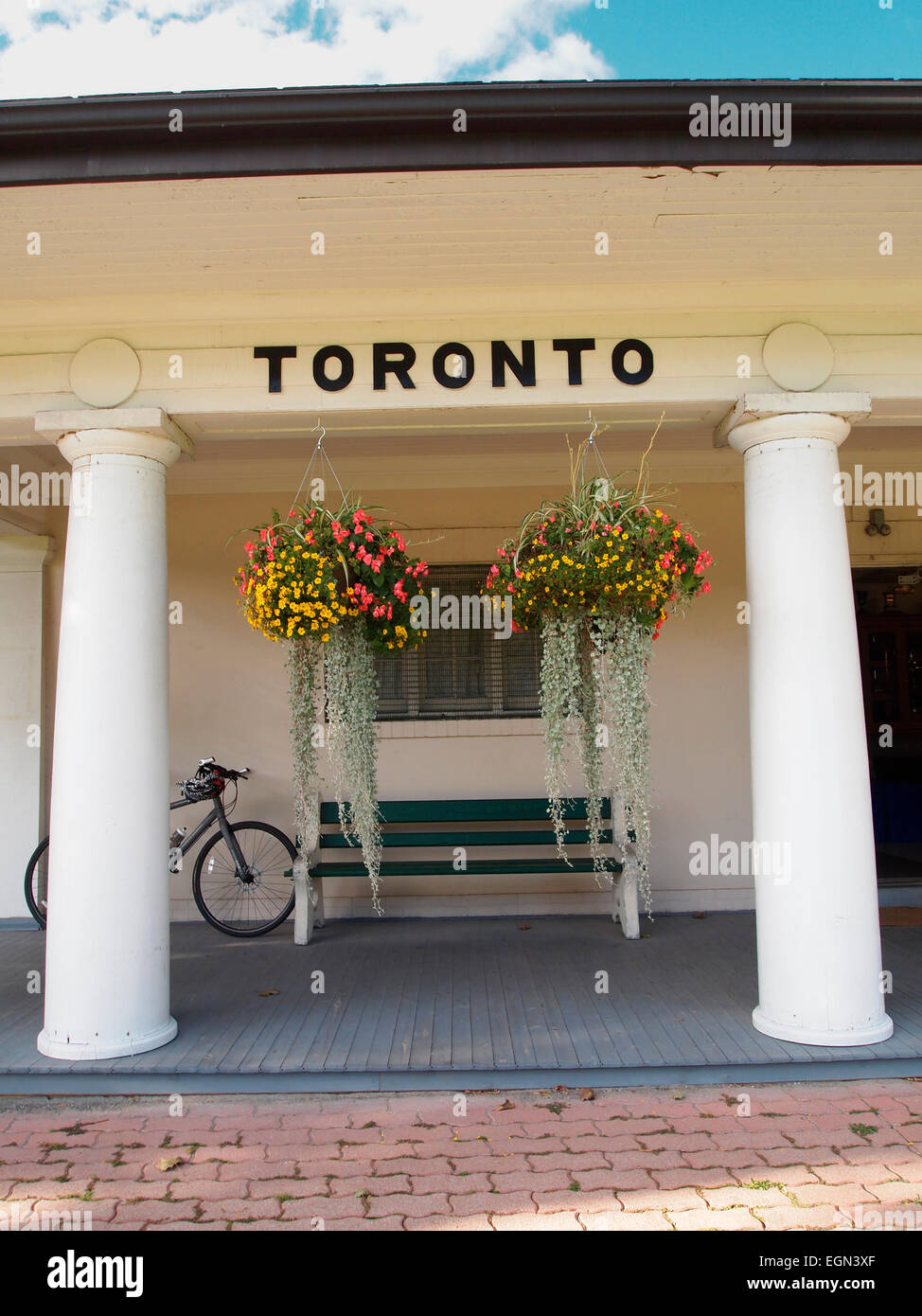 Signe pour 'Toronto' à West Toronto Bowling Club's iconic clubhouse - c'est dans le style d'un temple grec classique Banque D'Images